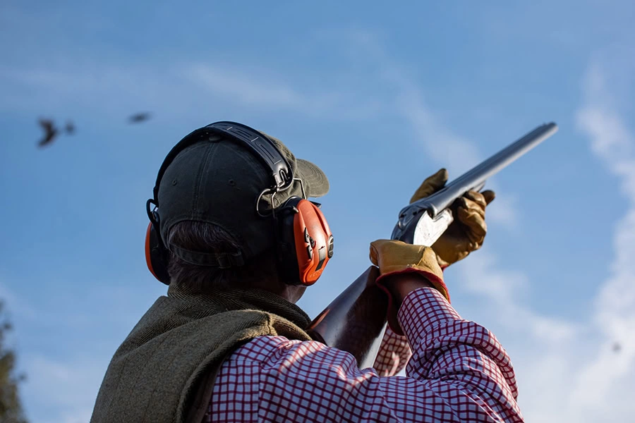 hoeren-laermschutz-jagd Ein Mann mit Lärmschutz beim Jagen