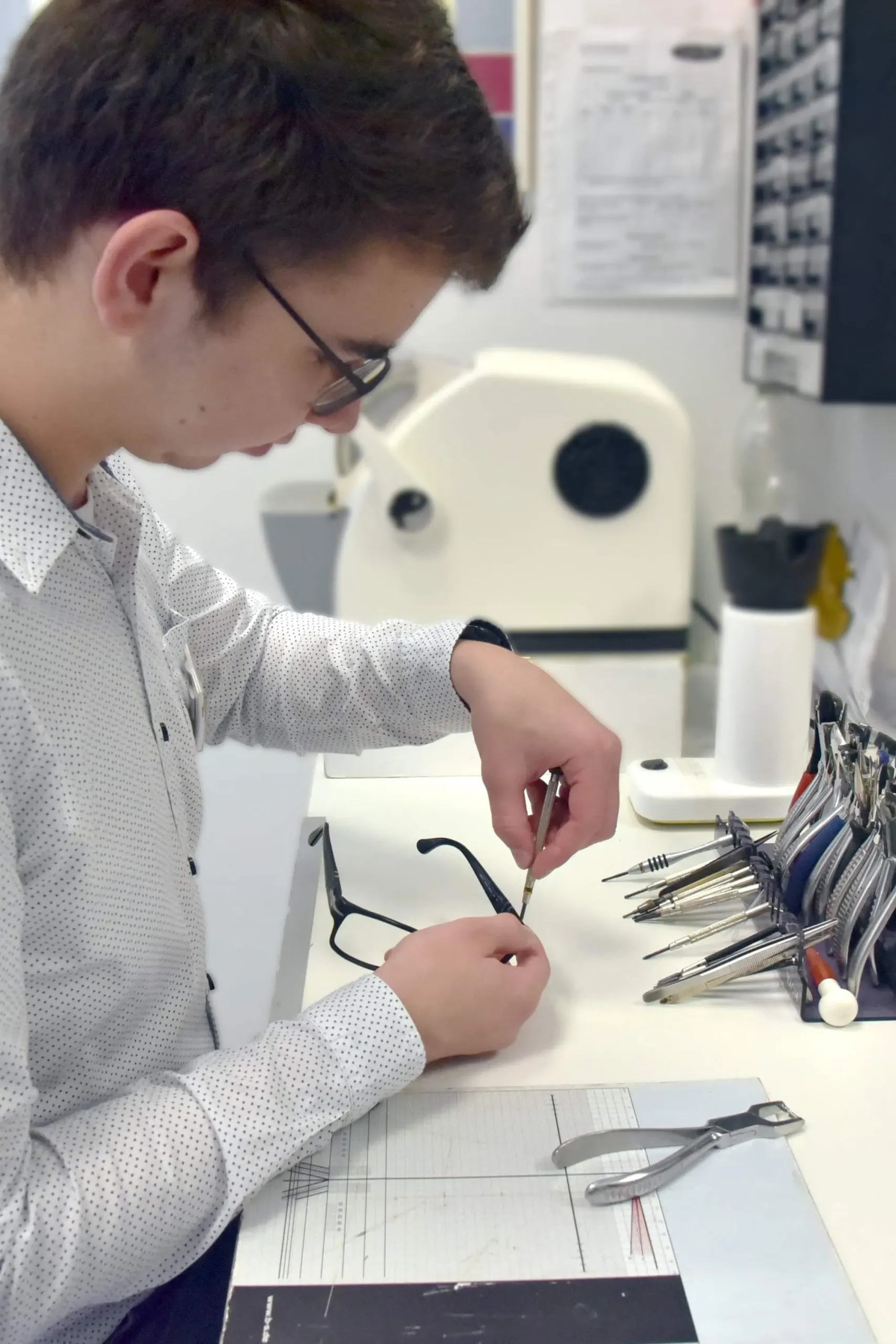 sehen-service-1 Optiker passt eine Brille an