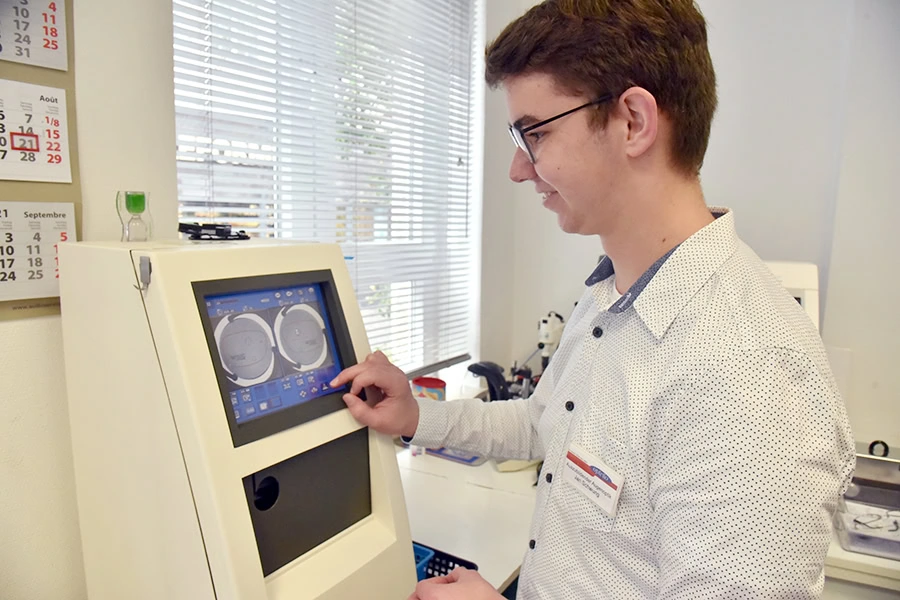 sehen-ausbildung-2 Auszubildender zum Augenoptiker